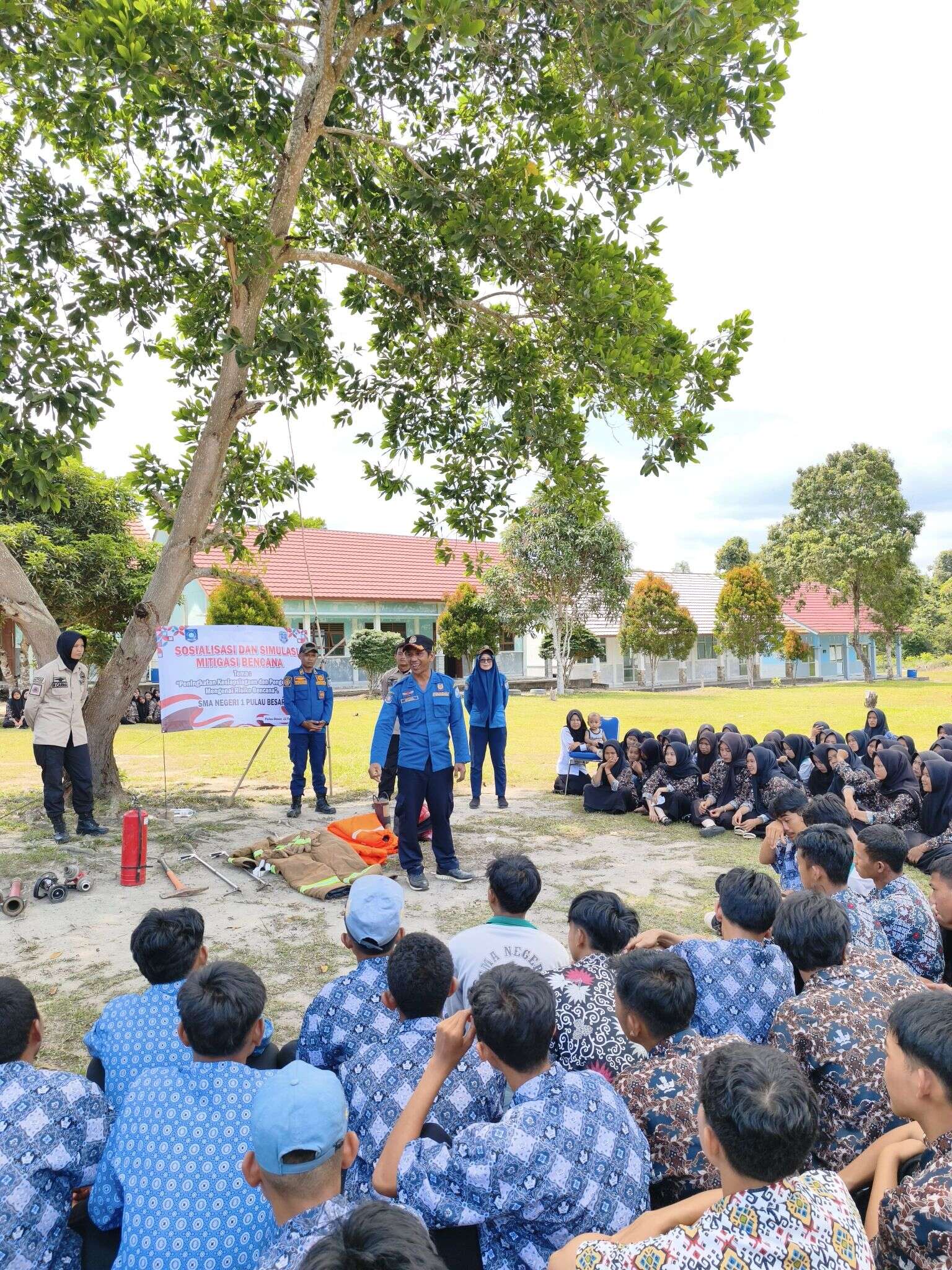 Sosialisasi dan Simulasi Mitigasi Bencana dari Damkar Basel di SMAN 1 Pulau Besar tahun 2026